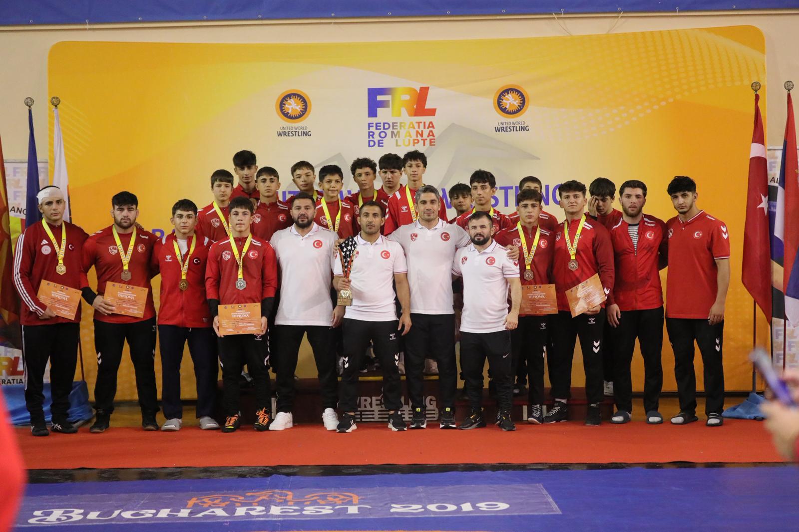U17 Güreş Milli Takımlarımız, Toplam 39 Madalyayla Üç Kategoride de Balkan Şampiyonu! 🇹🇷