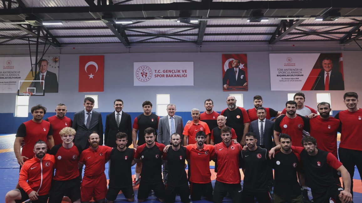 Bakan Bak Grekoromen Güreş Milli Takımı Kampını Ziyaret Etti