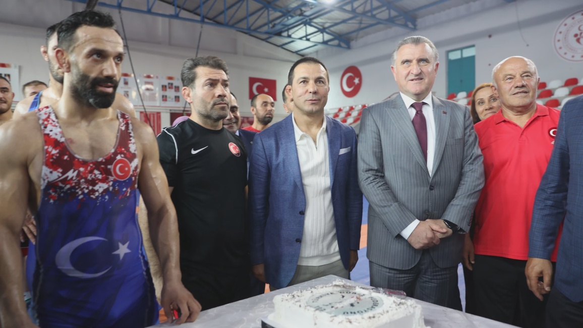 Bakan Osman Aşkın Bak, Güreş Kampını Ziyaret Etti