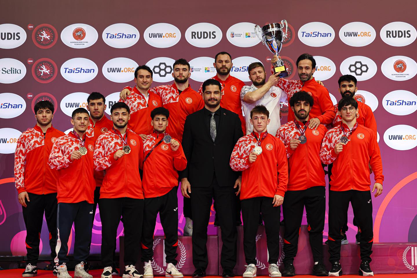 U23 SERBEST GÜREŞ MiLLİ TAKIMIMIZ, AVRUPA İKİNCİSİ
