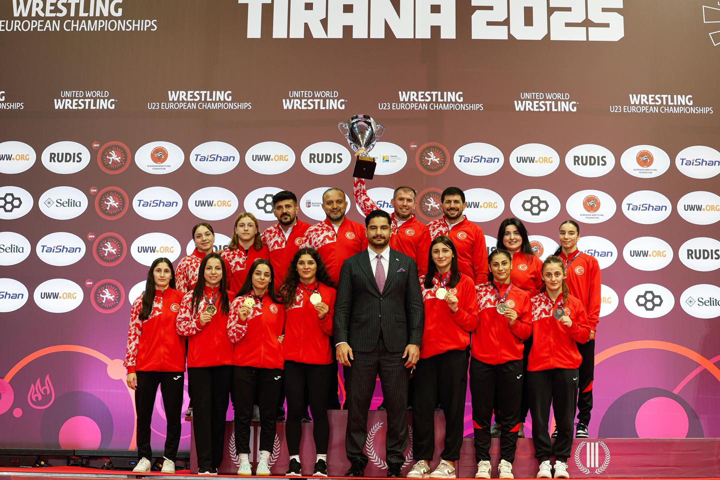 TİRAN’DA TARİH YAZAN U23 KADIN GÜREŞ MİLLİ TAKIMIMIZ, AVRUPA ŞAMPİYONU