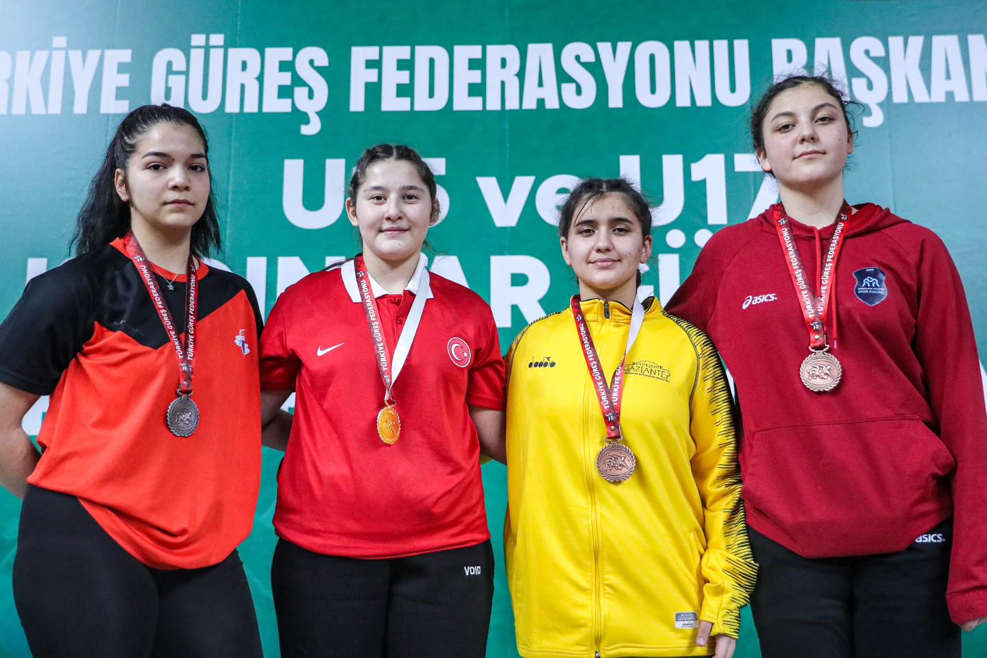 U15 Kadınlar Türkiye Güreş Şampiyonası, Tekirdağ’ın Çorlu ilçesinde başladı.