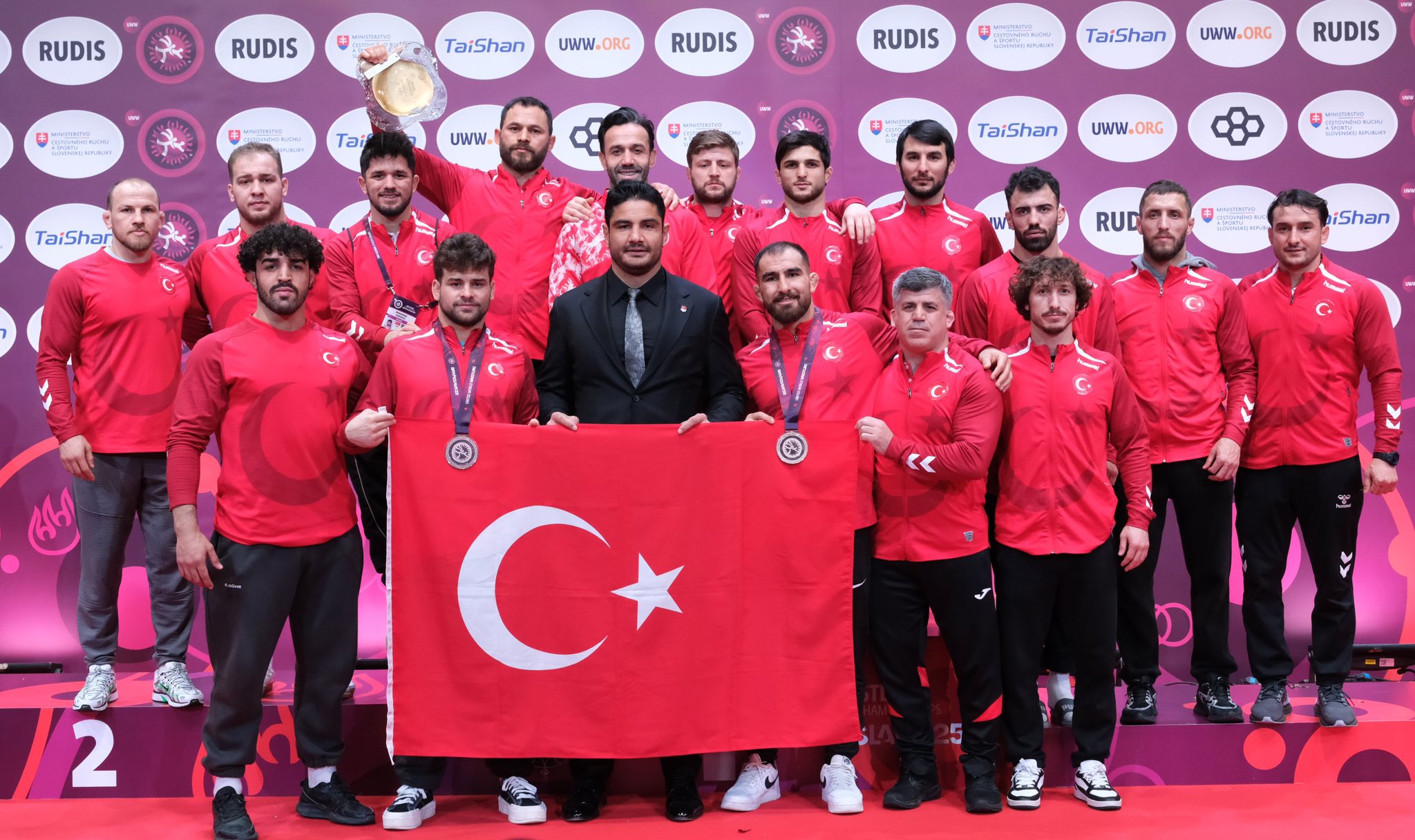 Slovakya / Bratislava’da düzenlenen Avrupa Güreş Şampiyonasında, Serbest Güreş Milli Takımımız takım halinde 73 puanla 3. oldu!