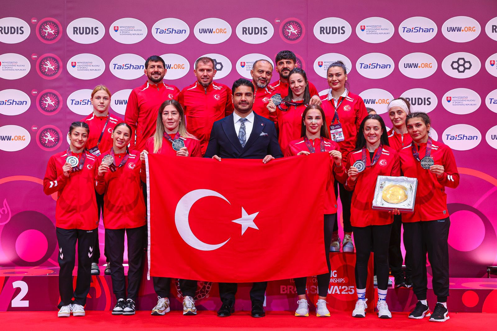 KADIN GÜREŞÇİLERİMİZDEN TARİHİ BAŞARI!!
